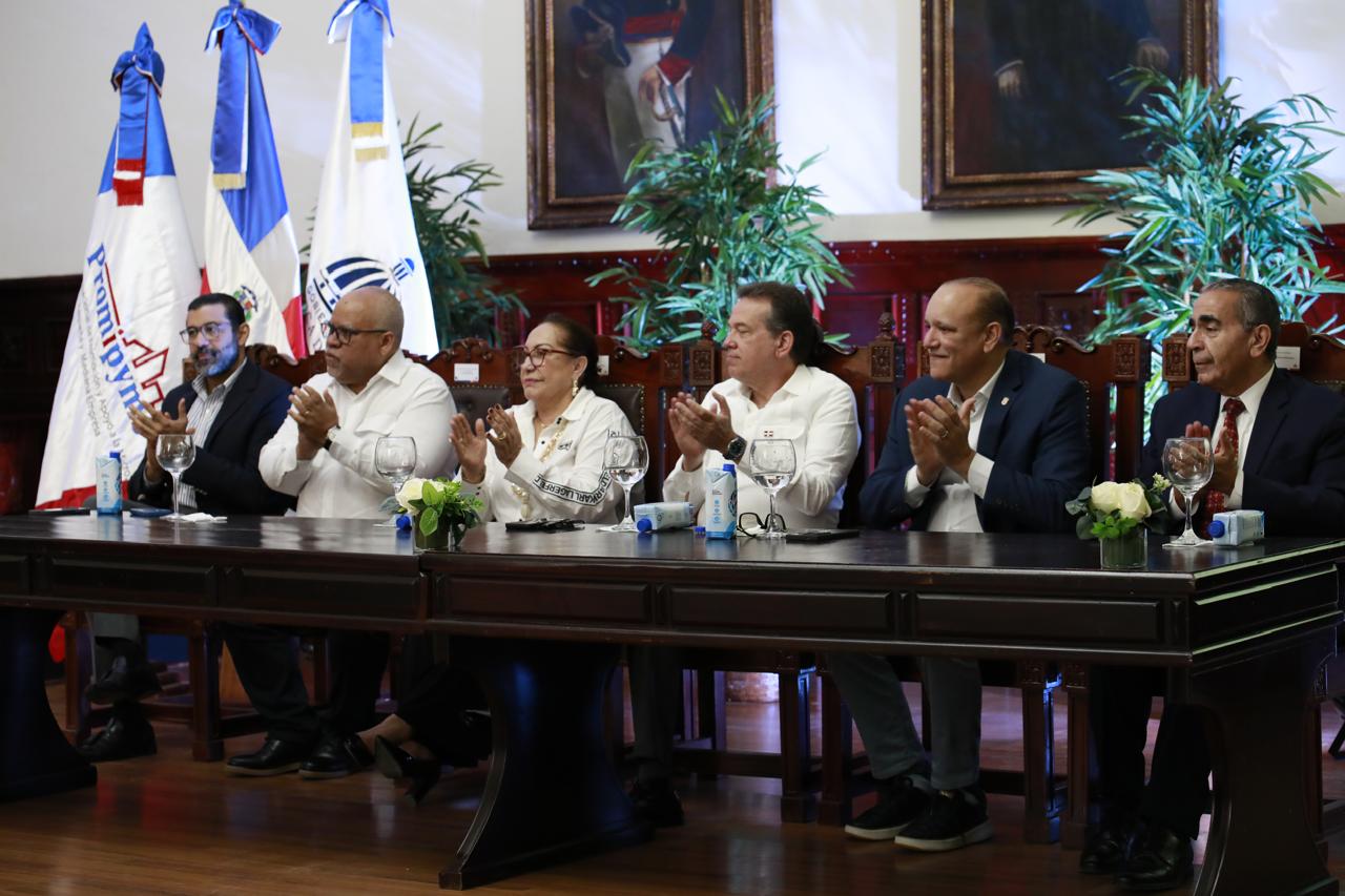 Promipyme entrega financiamiento a empresarios afectados por incendio en Santiago